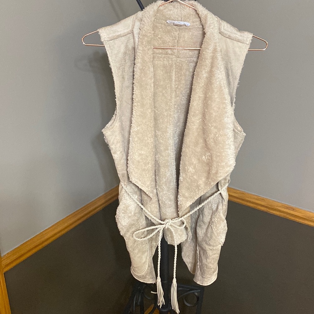 Love riche tan boho waterfall front vest with rope belt size medium